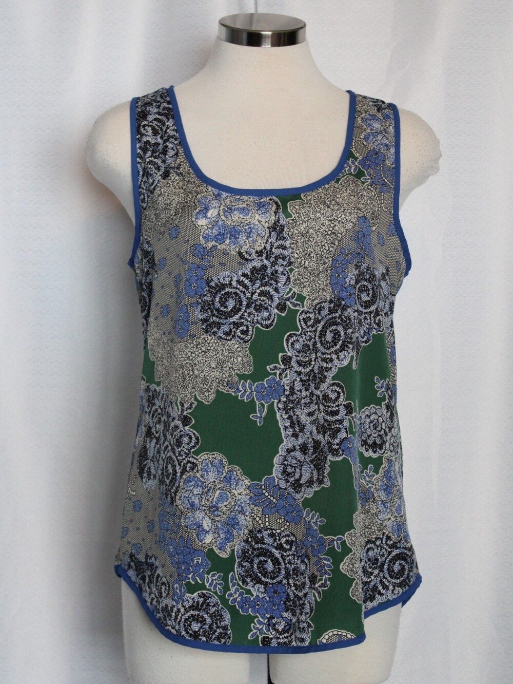 Harlow & Graham Abstract Floral Keyhole Back Blouse – Small